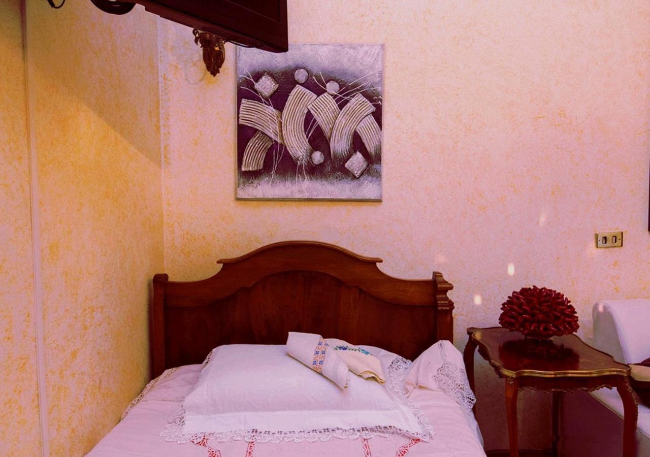 B&B Atmosfere Del Centro Storico Naples Bilik gambar